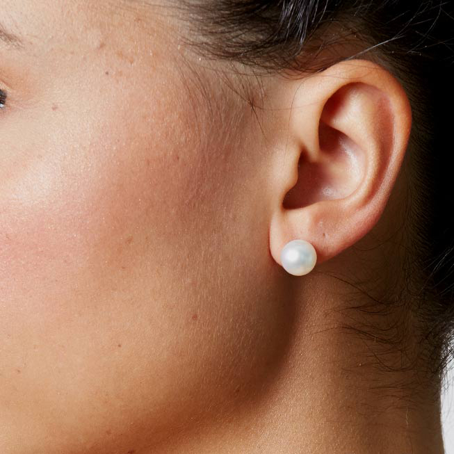 8-9mm-pearl-earrings-on-model 8-9mm-pearl-earrings-on-model